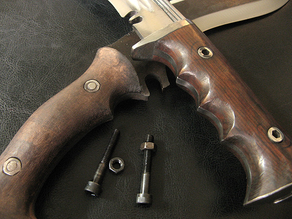 L key setup in a kukri knife