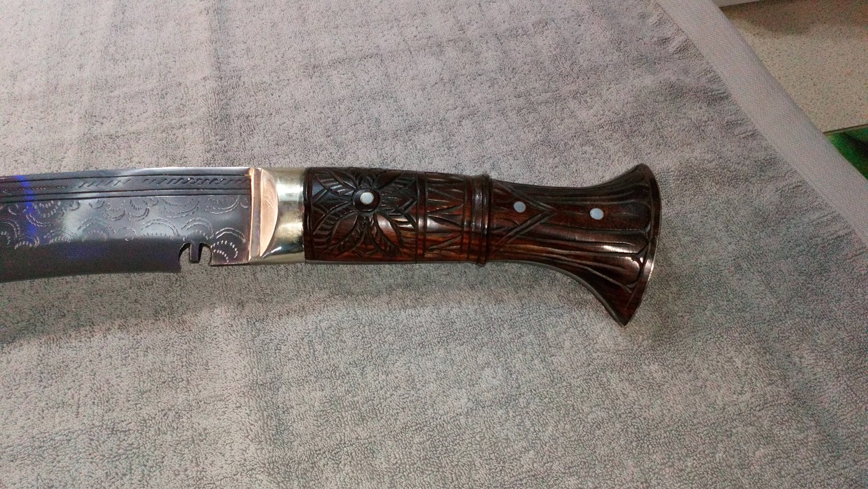 carved handle of 18inch dragon kukri